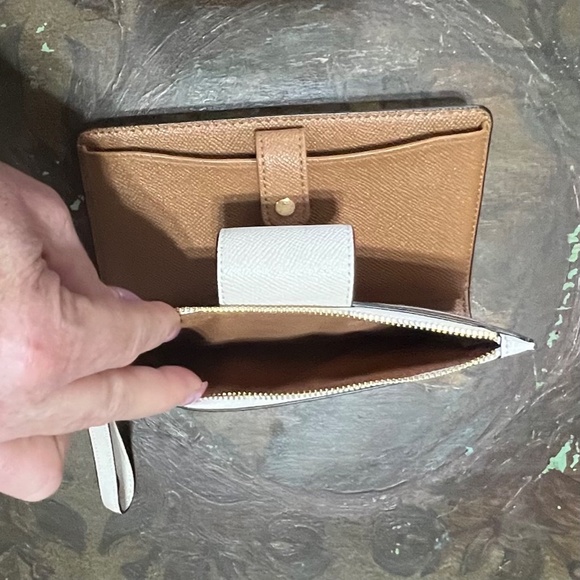 Coach Tech Wallet Crossgrain Leather in Bone with Goldtone details - Picture 4 of 6